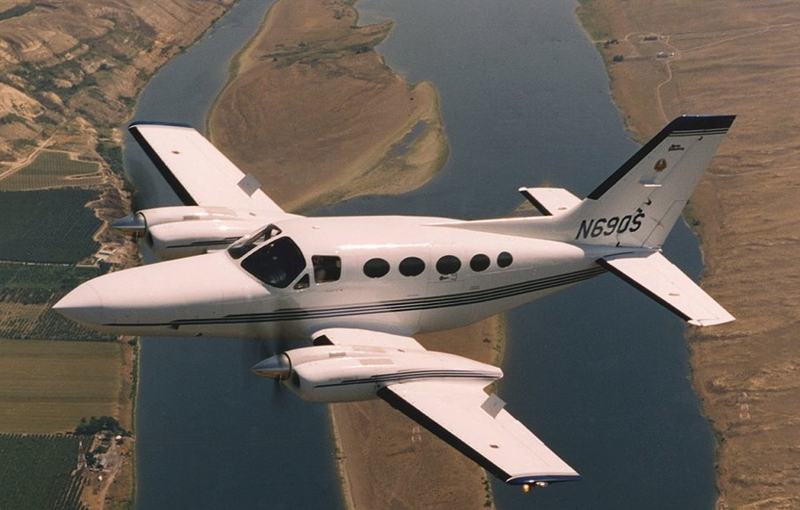Un Cessna serie 400 con los spoilers desplegados
